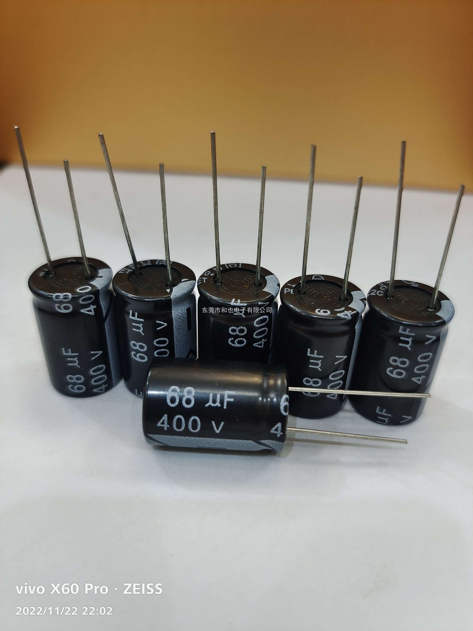 插件鋁電解電容：68UF/400V  16x27mm